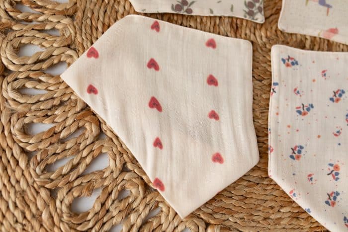 Kalp Desenli Müslin Önlük "Cute Hearts" - Görsel 2